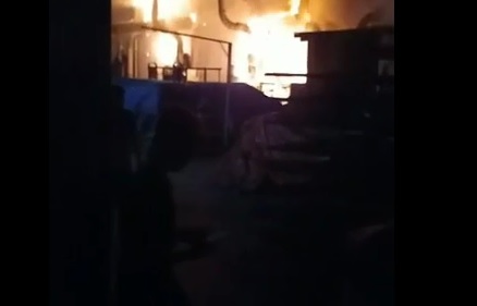 Pabrik Kayu Terbakar, Karyawan Panik Berhamburan Selamatkan Diri