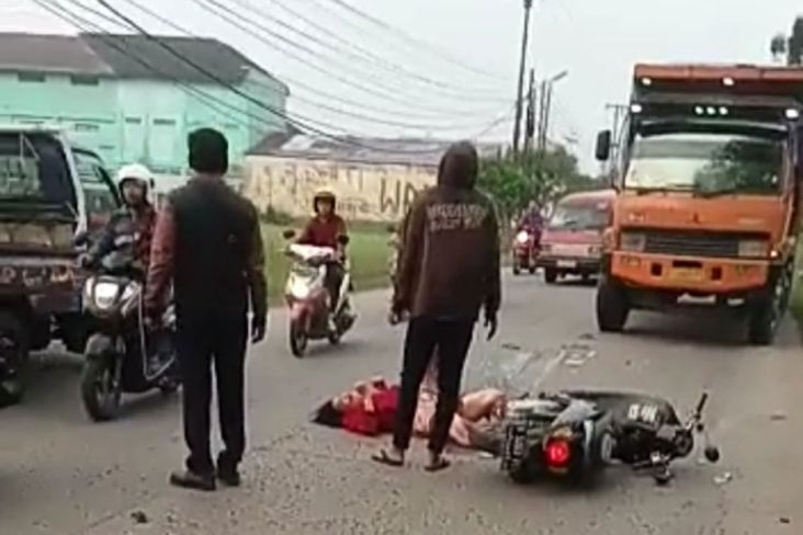 Terlibat Kecelakaan dengan Dump Truk, Pemotor Wanita Paruh Baya Dilarikan ke RS