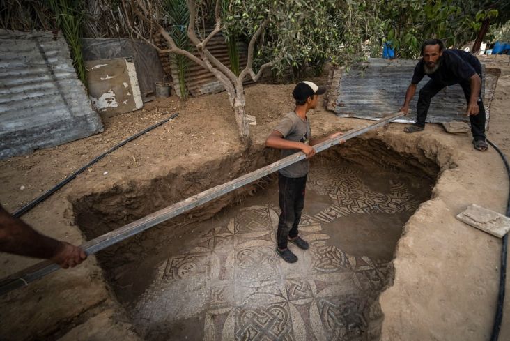 Petani Palestina Temukan Harta Karun Kuno dan Langka di Gaza