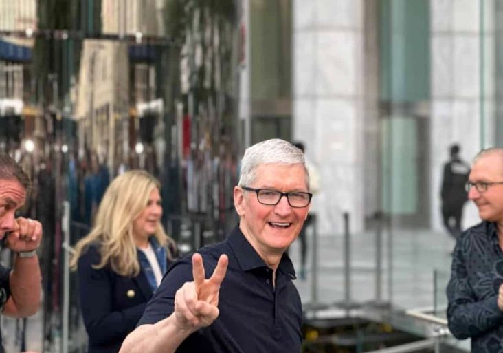 CEO Apple Tim Cook Ikut Selfie dengan Pembeli Pertama iPhone 14 di New York