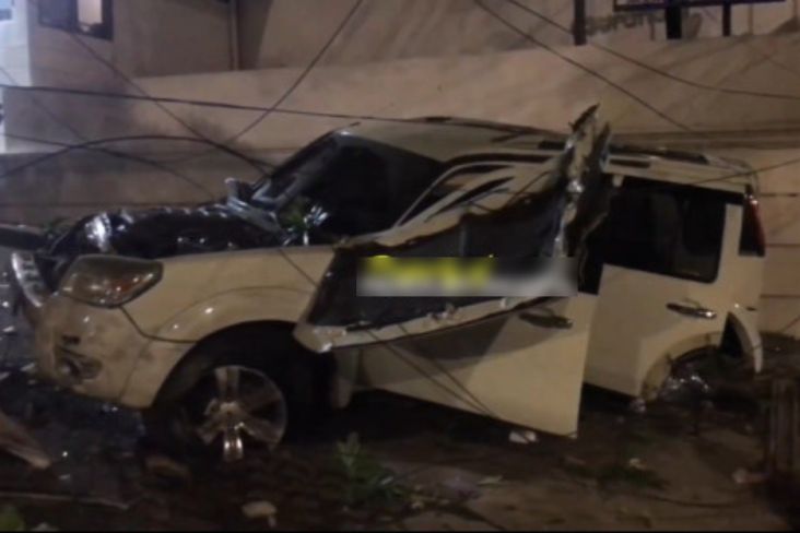 Mobil Mewah Hancur Parah Usai Tabrak Tiang Listrik dan Trotoar di Mampang