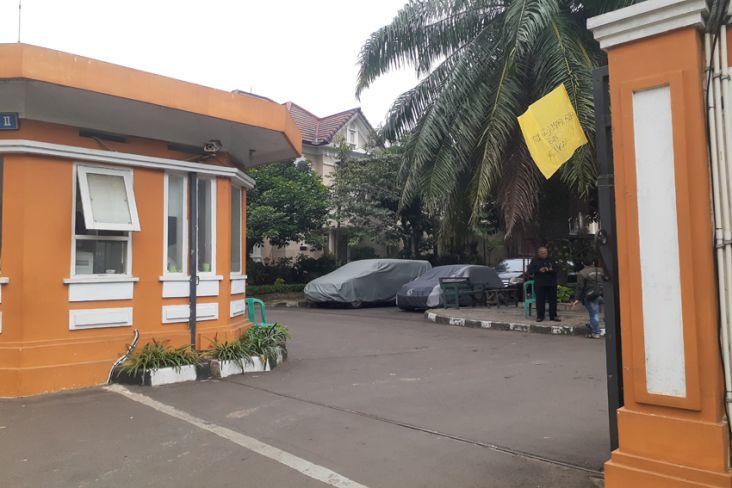 Bendera Kuning Terpasang di Kompleks Kediaman Azyumardi Azra di Ciputat