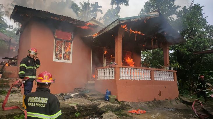 Rumah Senilai Rp300 Juta di Padang Ludes Terbakar