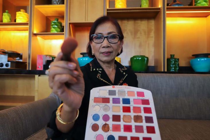 Cerita Makeup Artist Indonesia Berumur 70 Tahun, Berhasil Bikin Pro Look Hanya 8 Menit di Paris