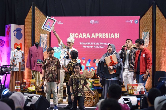 Sandiaga Bantu Pelaku Ekraf yang Berjuang Biayai Sekolah Anak-anak Disabilitas di Riau