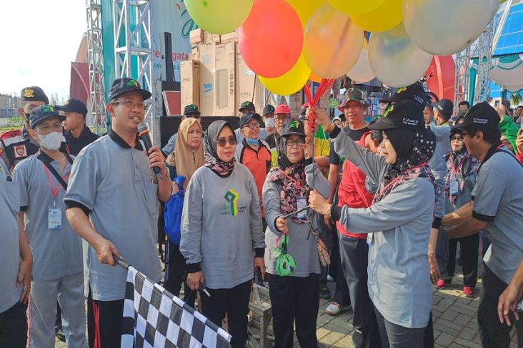 Anggota DPR Jalan Sehat Bersama Ribuan Guru dan Karyawan Sekolah Marif Banyumas