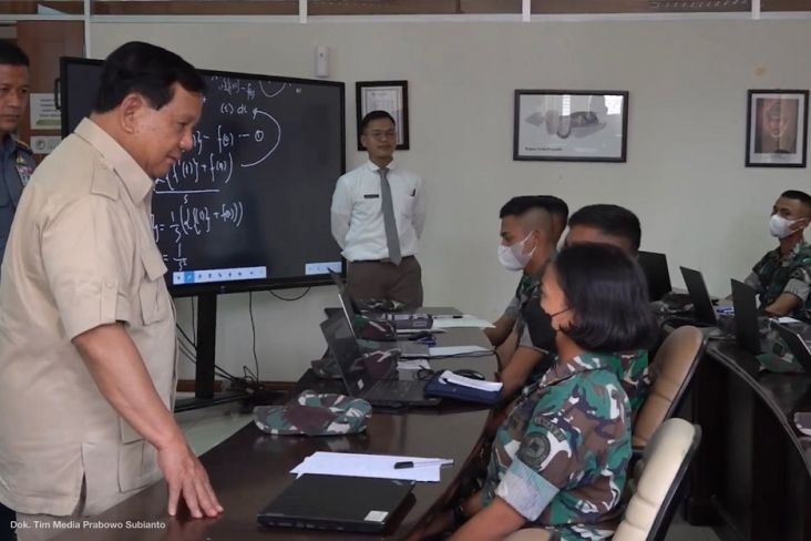 Berdialog dengan Mahasiswi Teknik Unhan Anak Pedagang Bakso, Prabowo: Bapakmu Hebat!