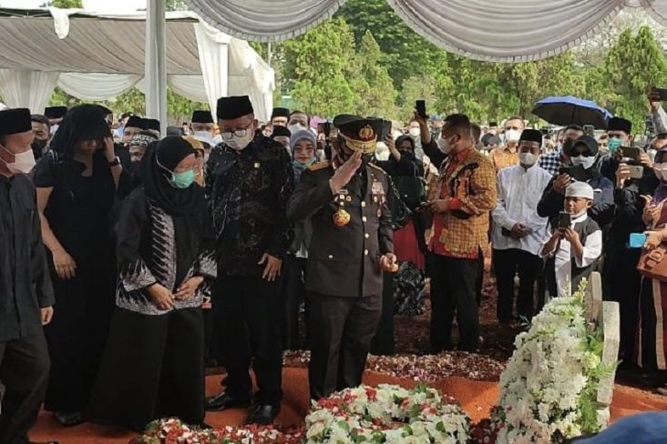 Kapolri dan Para Tokoh Beri Penghormatan Terakhir di Pemakaman Azyumardi Azra