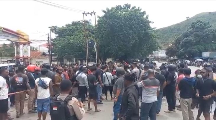 Massa Pendukung Lukas Enembe Gelar Demo, Mal dan Ruko di Jayapura Tutup