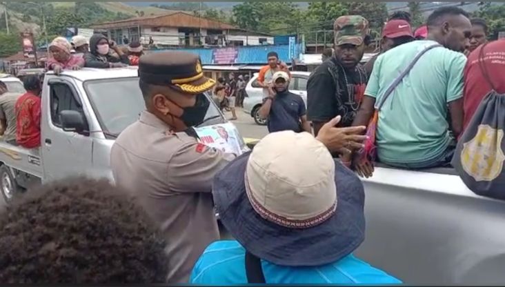 Salut! Cara Kapolresta Jayapura Redam Gejolak Ribuan Pendukung Lukas Enembe saat Demo Dipuji Warga