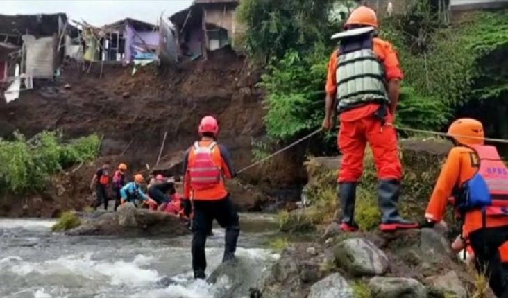 Dramatis, Evakuasi Warga Tertimbun Longsor di Bantaran Sungai Pelus
