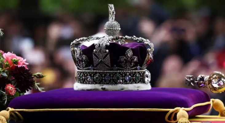 Berat 1 Kilogram, Mahkota Elizabeth II Bertabur Ribuan Batu Permata