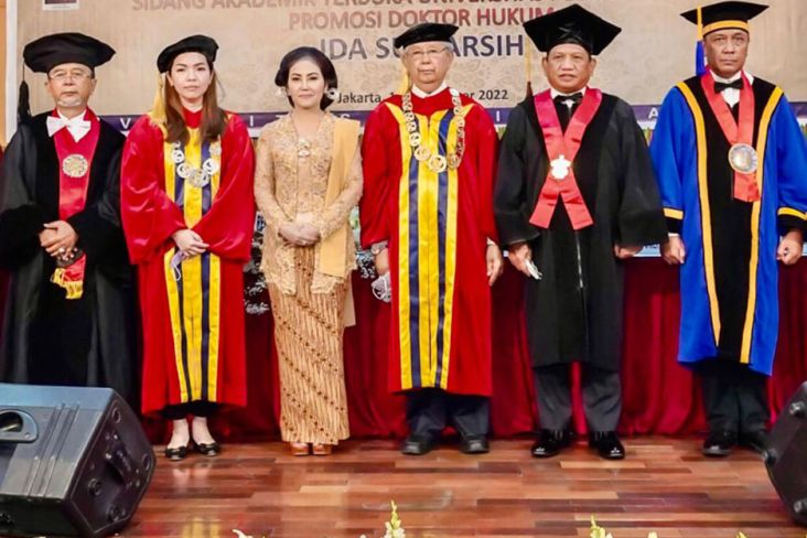 Pertahankan Disertasi di Depan Sidang Promosi, Ida Sumarsih Raih Gelar Doktor UPH
