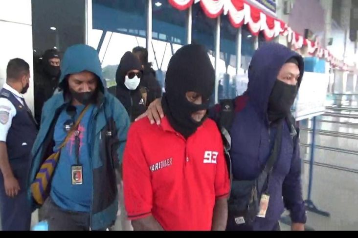 Ditangkap di Jayapura, 3 Pelaku Makar Negara Federal Republik Papua Barat Dibawa ke Sorong