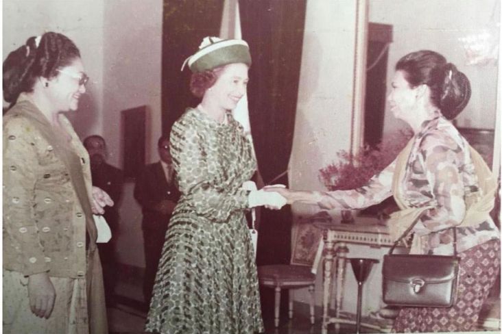 Unggah Foto Ibunda Jabat Tangan dengan Ratu Elizabeth II, Prabowo Dibanjiri Doa Warganet