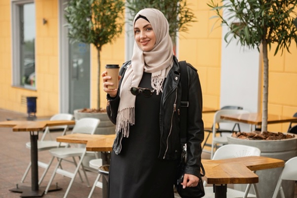 Para Hijabers Suka Travelling? Yuk Intip Tips Mengemas Jilbab di Koper agar Tak Kusut