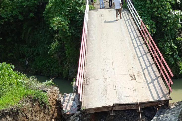 Jembatan Penghubung Dua Kampung di Kabupaten Bogor Ambles