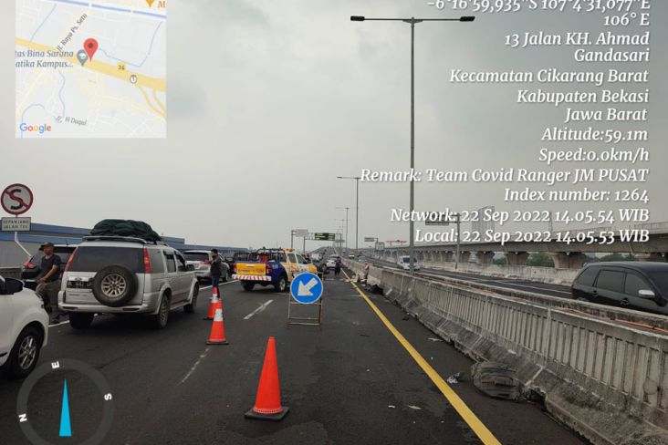 Mobil Pecah Ban di Tol Layang MBZ, 6 Orang Dilarikan ke RS