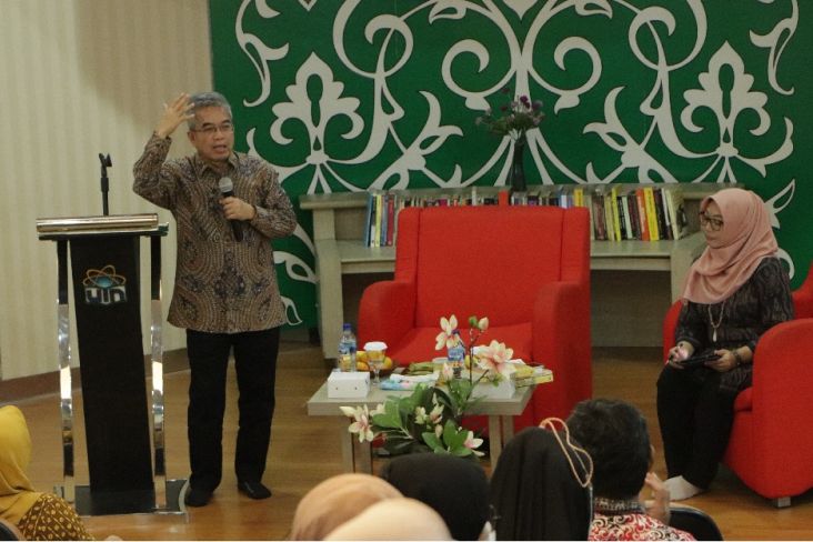 Kuliah Umum di PBSI UIN Jakarta, Yudi Latif Gaungkan Pendidikan Berkebudayaan