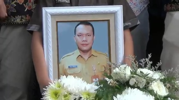 Isak Tangis Iringi Pemakaman Iwan, ASN Semarang Korban Pembunuhan Mutilasi dan Pembakaran