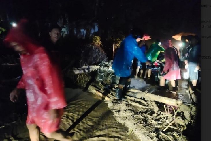 Banjir Bandang Terjang Pameungpeuk Garut, Ratusan Rumah Warga Terendam