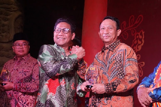 Tingkatkan Pelayanan Adminduk, Bupati Belitung Timur Raih Penghargaan KDI 2022