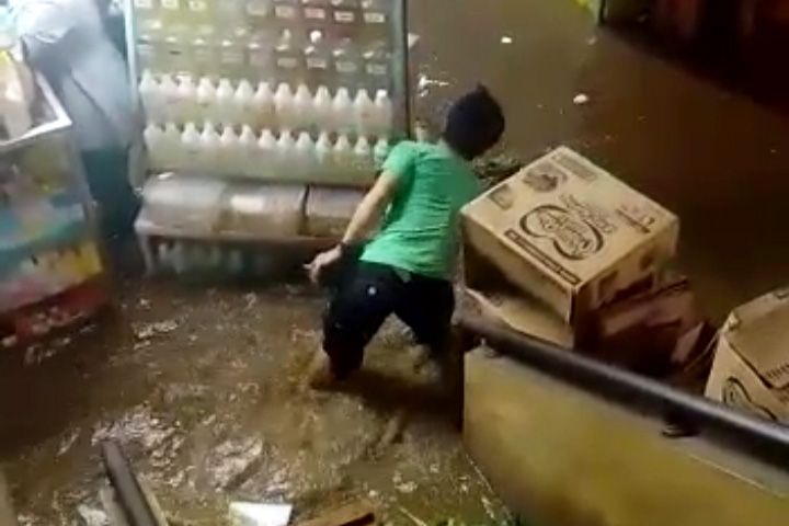 Hujan Deras, Lapak Pedagang di Lantai Dasar Pasar Ciawi Sempat Terendam Banjir