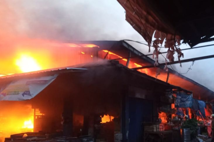 Diduga Korsleting Listrik, 22 Toko di Pasar Sentiong Tangerang Terbakar