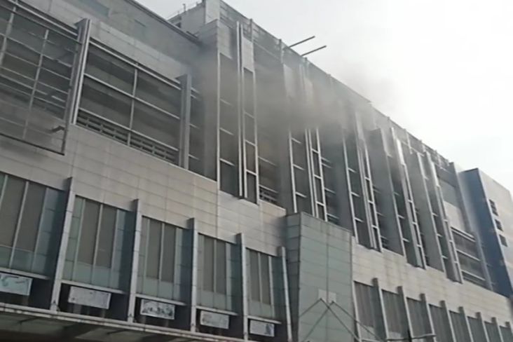 LTC Glodok Terbakar, 11 Mobil Damkar Dikerahkan