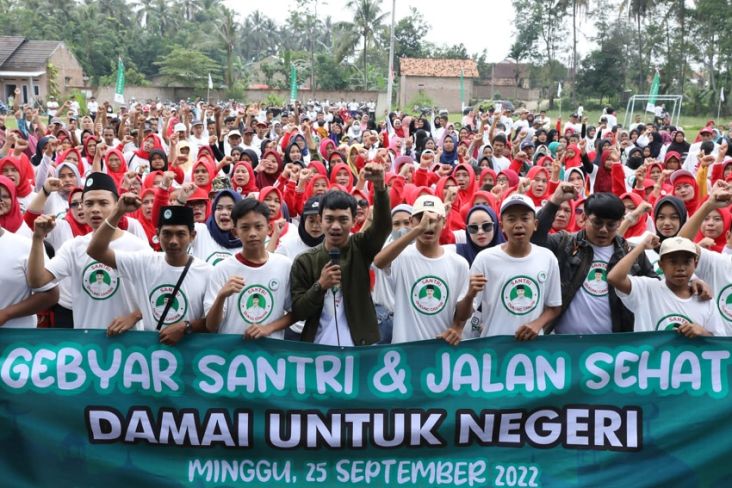 Aktif Rangkul Pesantren, Ganjar Dapat Dukungan Ribuan Santri - Masyarakat Lampung Selatan