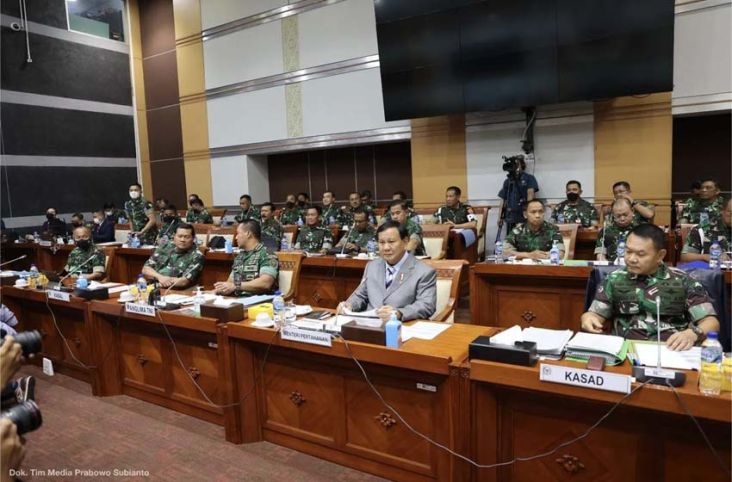 Posisi Duduk Panglima TNI Berjarak dari KSAD tapi Bersebelahan dengan KSAL, Sinyal Apa?