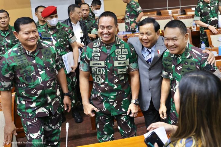 Ini Momen Ketika Prabowo Rangkul Andika dan Dudung di Rapat DPR