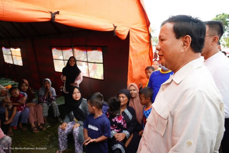 Prabowo Subianto Tinjau Pengungsi Bencana Tanah Bergerak di Bojong Koneng