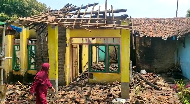 Ditinggal Sendiri, Anak dengan Gangguan Jiwa Bakar dan Tonton Rumahnya Terbakar Api