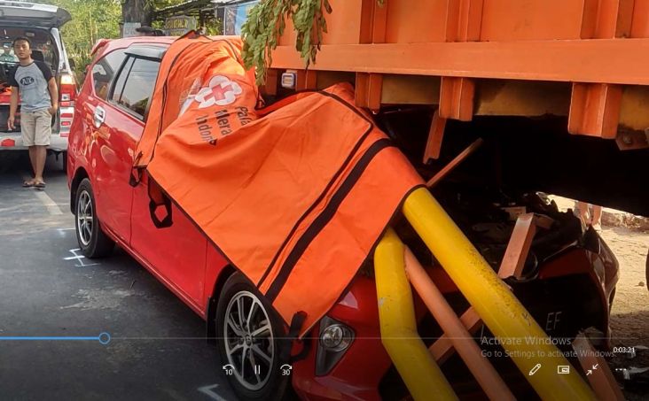 Tabrak Truk Parkir di Bangsal Mojokerto, Pengemudi Mobil Tewas Terjepit