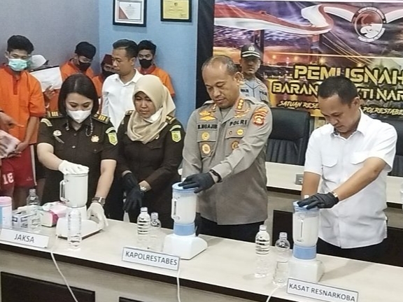 Polrestabes Palembang Musnahkan 12 Kg Ganja dan 2 Kg Sabu