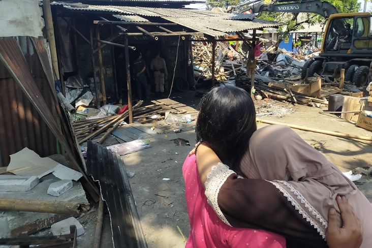 Isak Tangis Warnai Pembongkaran Bangunan Liar di Kota Bogor