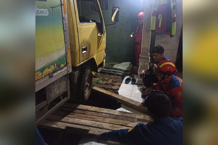 Truk Boks Terperosok ke Septic Tank saat Parkir di Jalan Swadaya Raya Bekasi