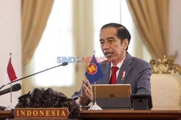 Ke Maluku Utara, Presiden Jokowi Terima Gelar Adat hingga Bagikan BLT