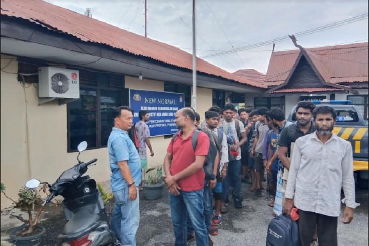 Polres Bengkalis Hentikan Penyelundupan 43 WN Banglades dan 10 PMI ke Malaysia