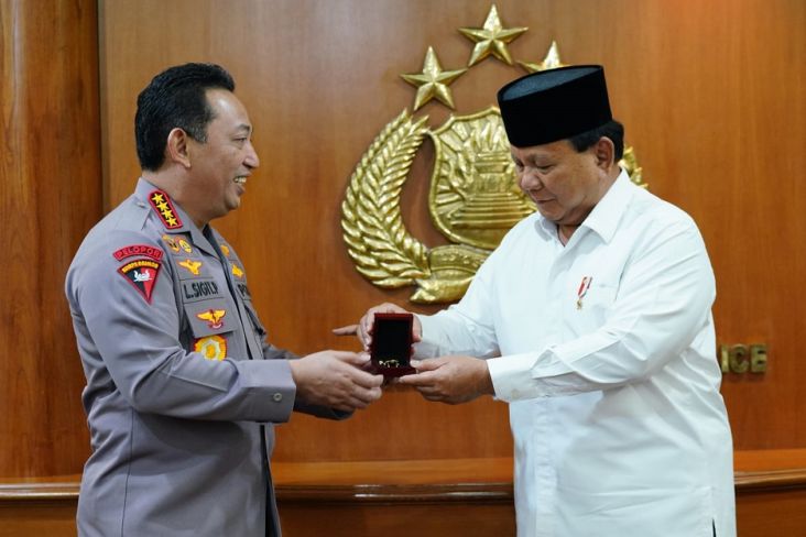 Kapolri Sematkan Pin Emas ke Prabowo Seusai Bicara Peran Penting TNI-Polri Menjaga NKRI