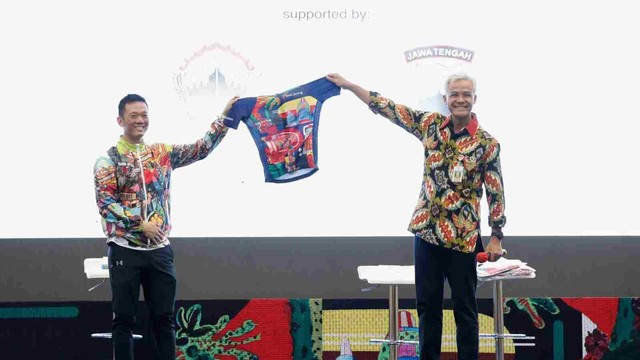 Ganjar Apresiasi Karya Kreatif Kawan Difabel Desainer Jersi Tour De Borobudur