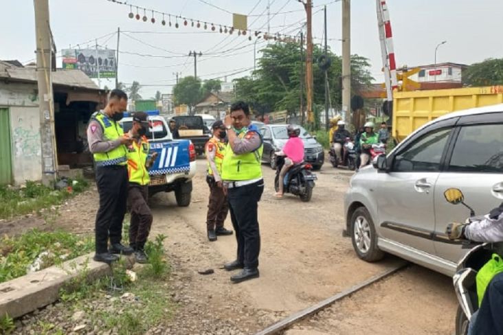 Nekad Terobos Perlintasan Stasiun Cisauk Tangerang, Lansia Kritis Disambar KRL