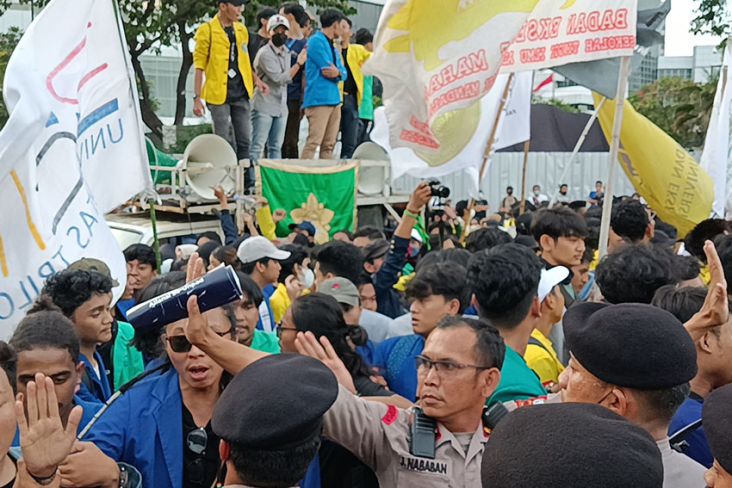 Demo BEM SI Kerakyatan Ricuh, Polisi Amankan 1 Penyusup
