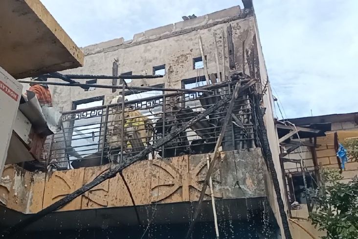 Tersambar Api Bakaran Sampah, Rumah Purnawirawan TNI AD Hangus Terbakar di Sunter