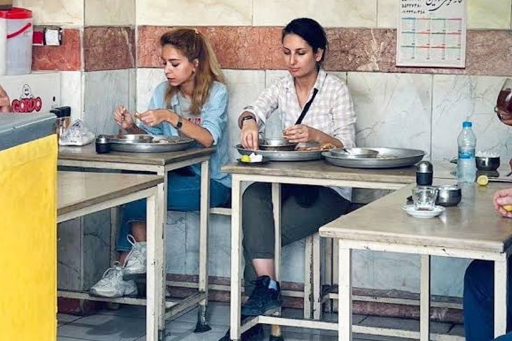 Makan di Restoran Tanpa Jilbab, Perempuan Iran Ditangkap