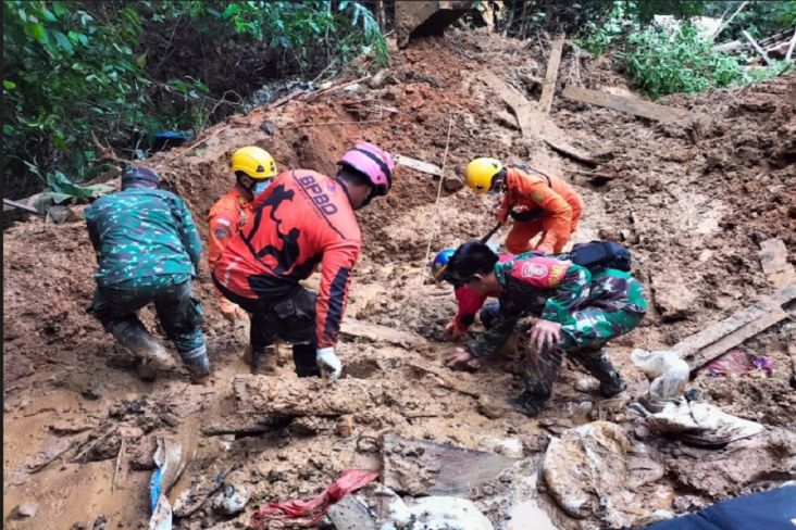 Tim SAR Temukan 2 Jasad Korban Longsor Tambang Emas di Kotabaru