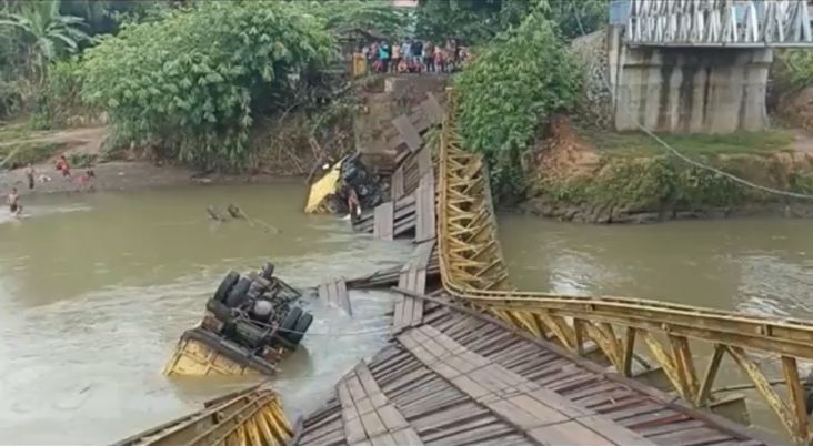 2 Truk Tercebur ke Sungai Gara-gara Jembatan Paku Haji Tiba-tiba Ambruk