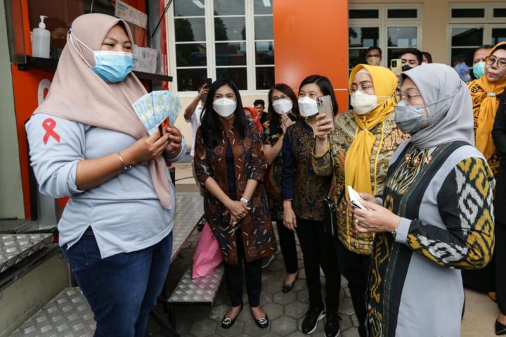 Kunjungi Jawa Timur, Menaker Ida Fauziyah Pantau Langsung Penyaluran BSU Pekerja