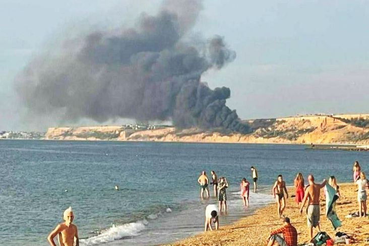 Pesawat Sarat Amunisi Tergelincir Picu Kebakaran Dahsyat di Lapangan Terbang Crimea